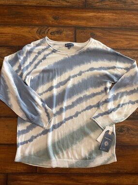Democracy NWT  Lightweight Blue and White Crew Neck Sweater
